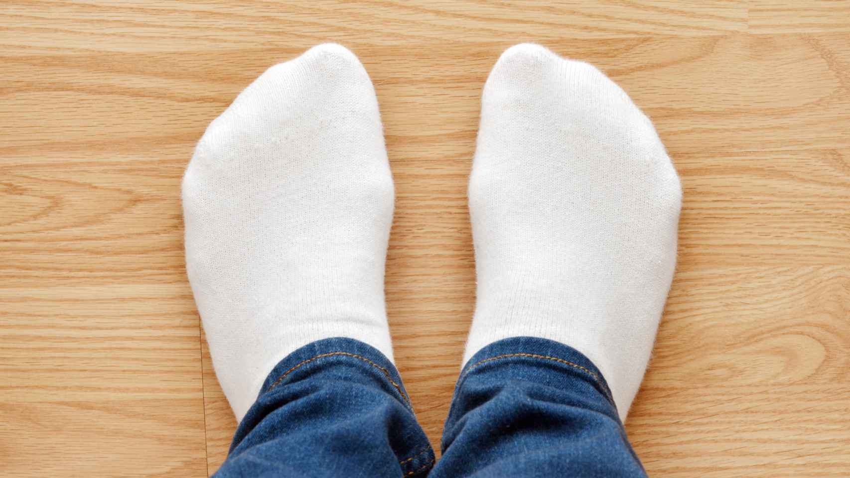 adiós a los calcetines sucios: el sencillo truco que los deja blancos en segundos sin usar lavadora