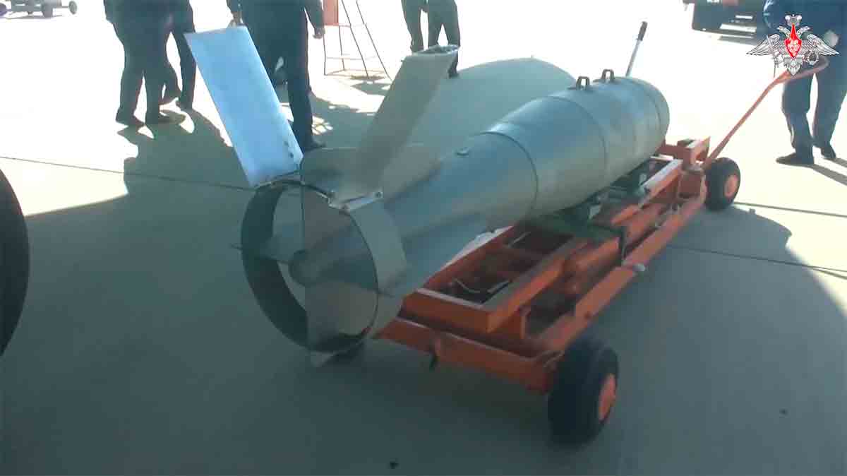video visar su-34 attacker med högexplosiva bomber i donetsk