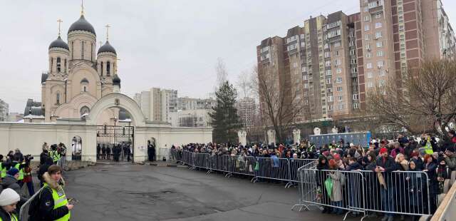 des milliers de personnes rassemblées pour les funérailles d’alexeï navalny à moscou