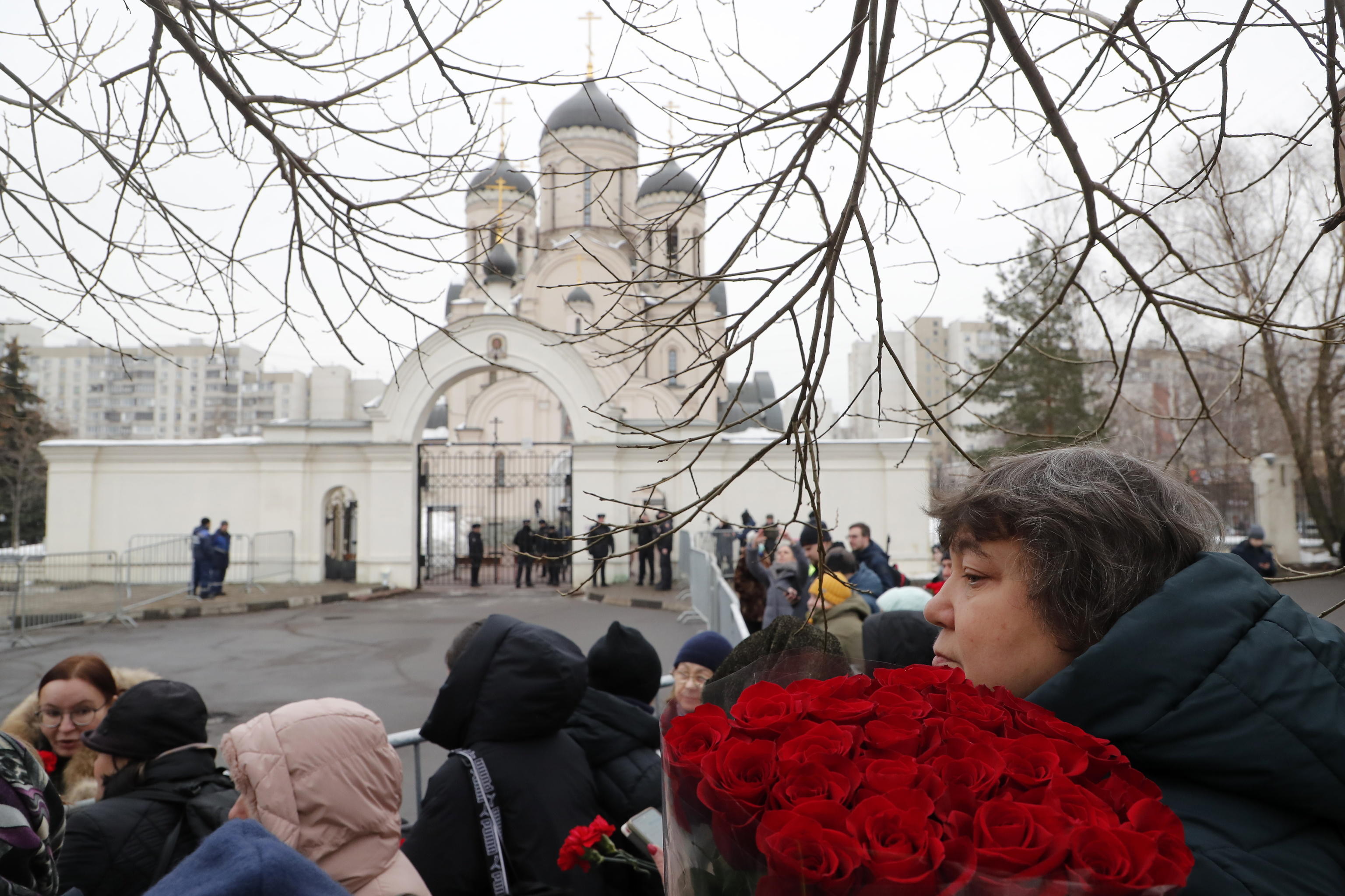 il feretro di navalny arrivato in chiesa, la gente applaude