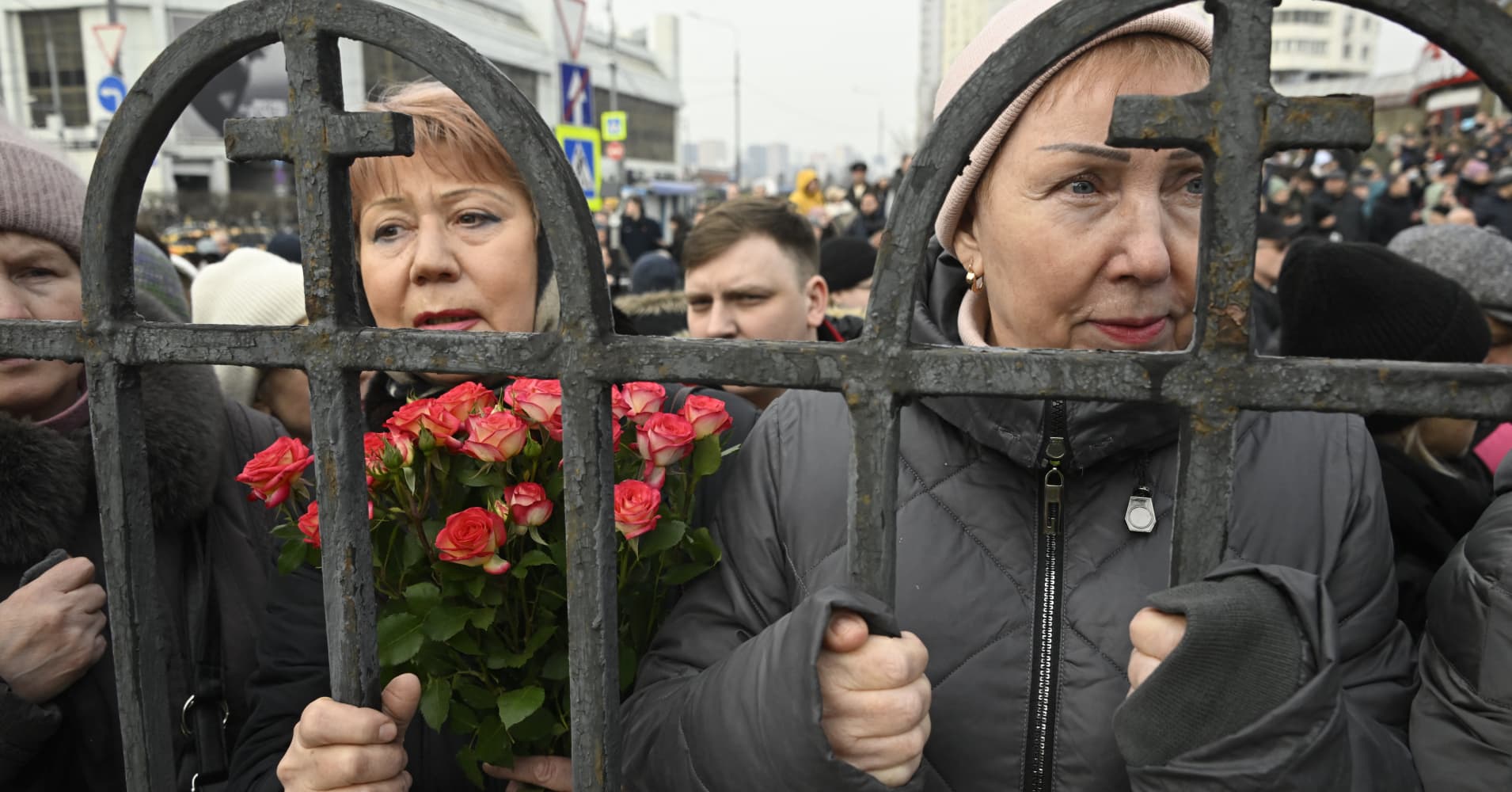 Navalny's Funeral In Pictures: Mourners Gather In Moscow As Riot Police ...