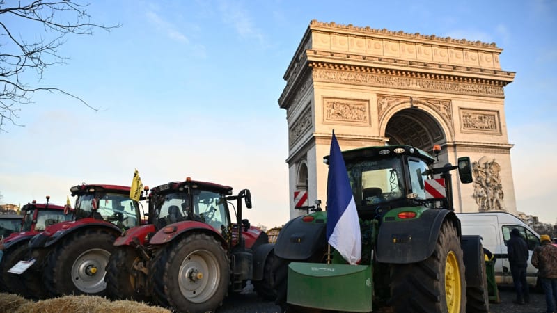 naštvaní zemědělci obsadili s traktory a senem symbol paříže. policie zatkla desítky lidí