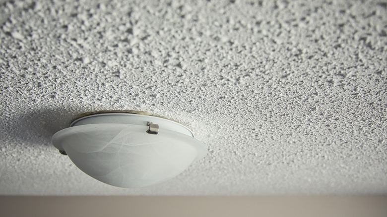 How To Fix An Unsightly Crack In Your Ceiling With Some DIY Handiwork   BB1jb0py.img