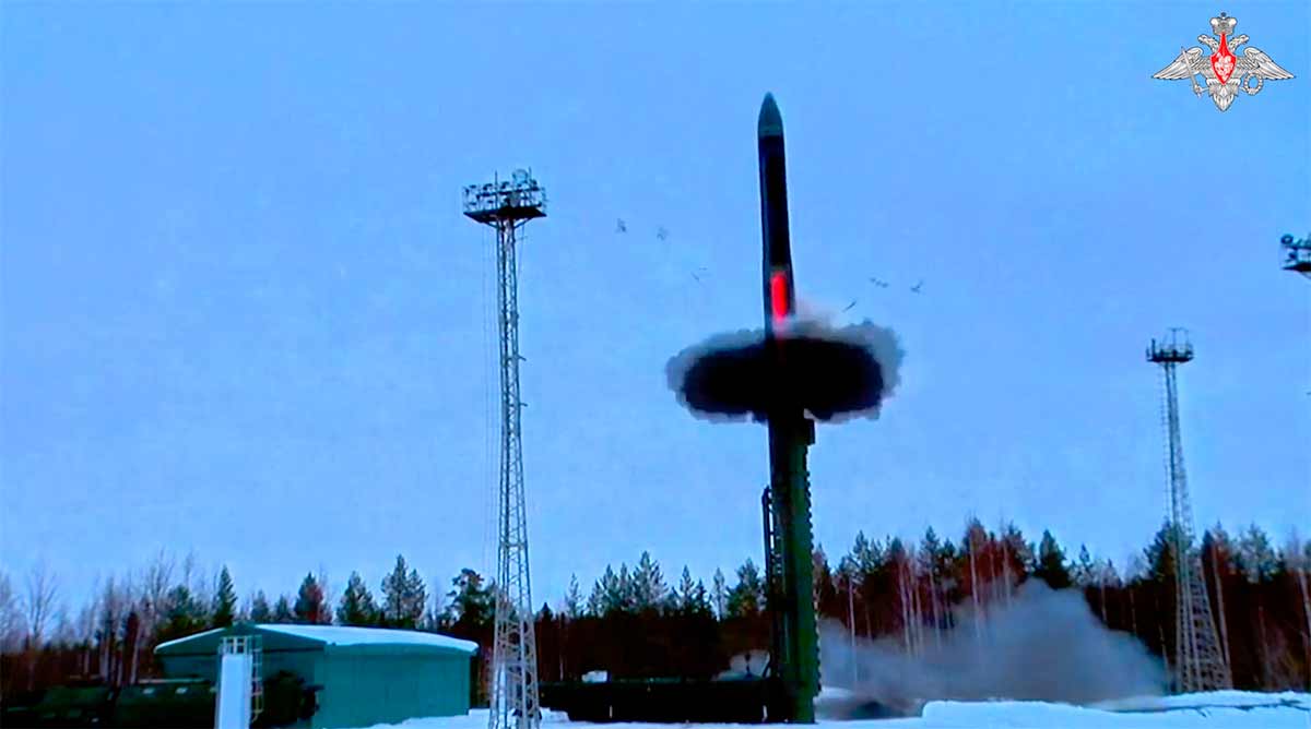 video viser opsendelse af interkontinental ballistisk missil med flere stridshoveder