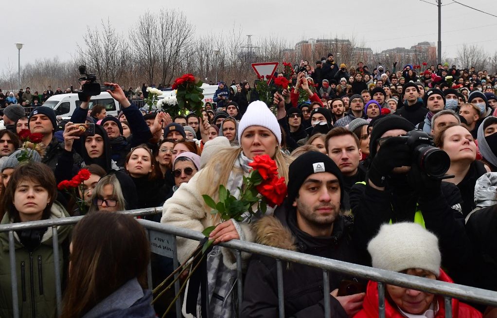 guerre en ukraine : les obsèques de navalny marquées par les hommages courageux de la foule