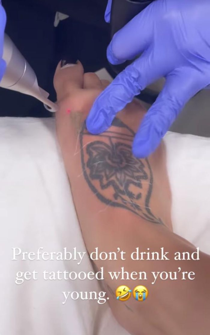 eiza gonzález se está borrando el famoso tatuaje de su pie: así va el proceso