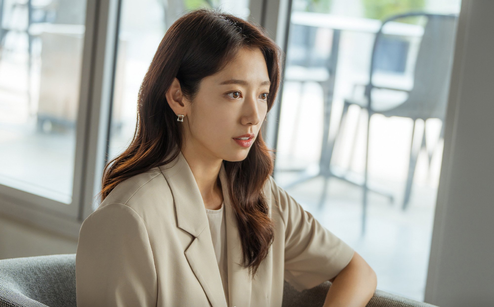 netflix k-drama midseason recap: doctor slump – park shin-hye, park hyung-sik carry the burden in a mental health drama with few new ideas