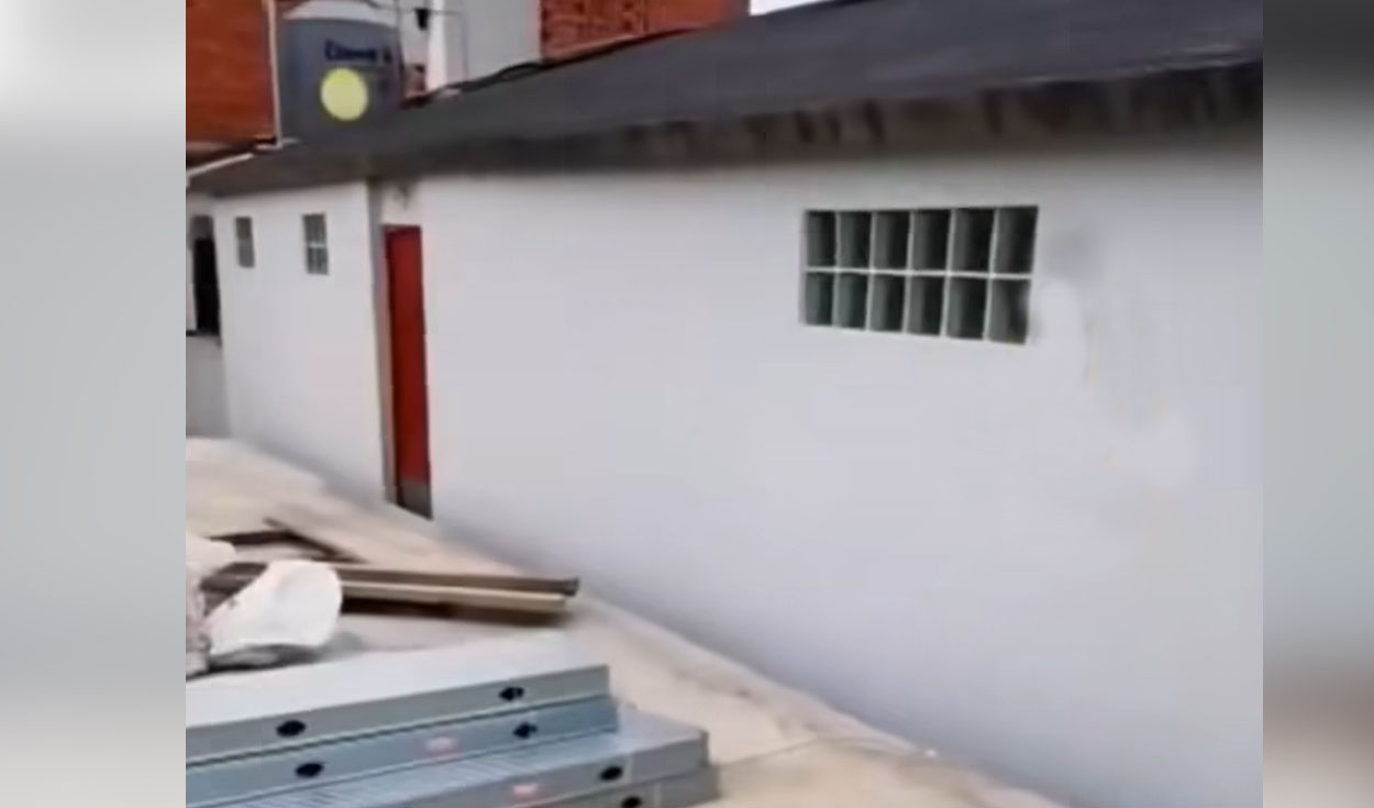 construyen casa y tapan puerta que vecino colocó hacia su vivienda: “¿era salida de emergencia?”