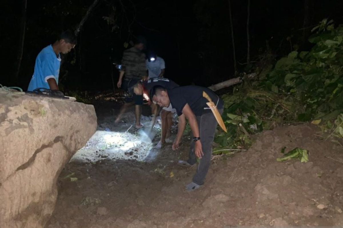 bencana longsor memutus akses jalan di gorontalo utara