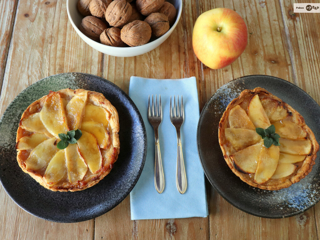 tartaleta de hojaldre y manzana, nuestra receta en formato pequeño para rematar una comida o para disfrutar en la merienda
