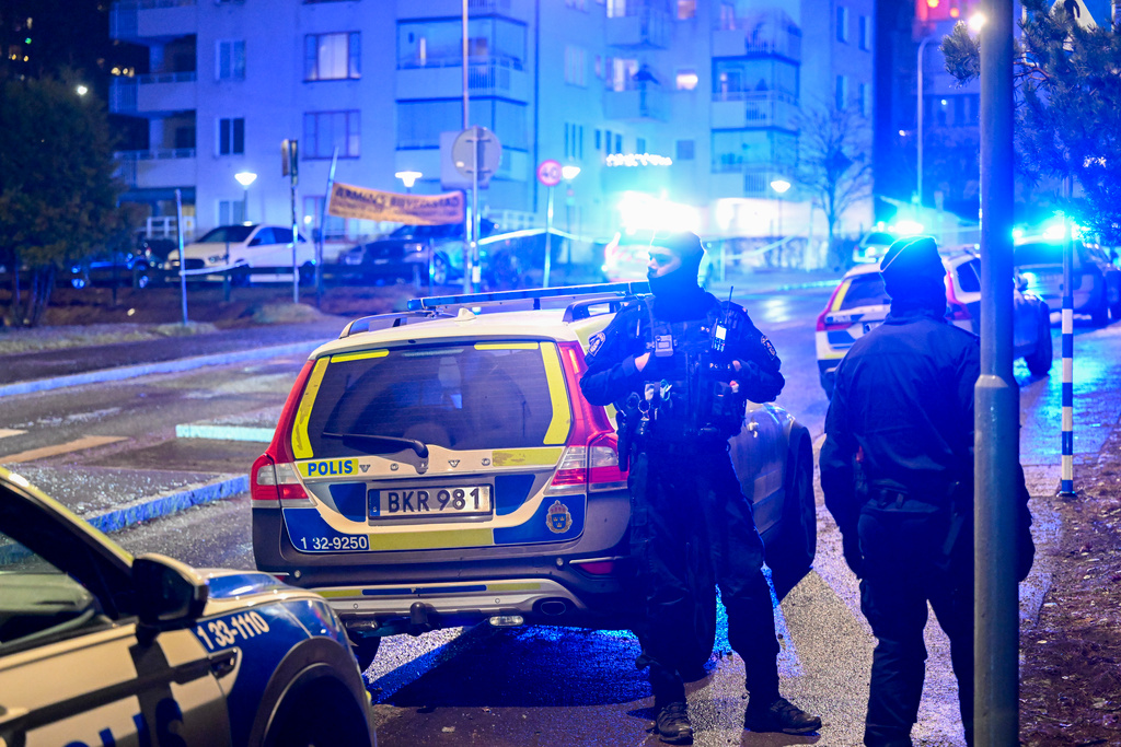 en skjuten i södra stockholm – stor polisinsats