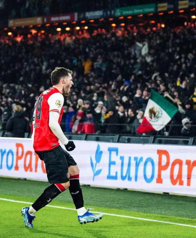 ''santiago giménez renovó con feyenoord porque no lo vamos a regalar'', dennis te kloese