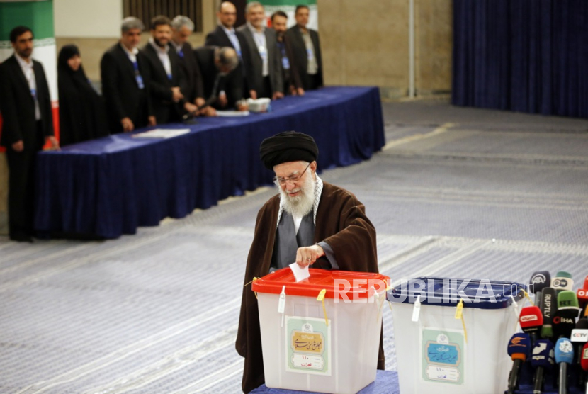warga iran mulai memberikan hak suara dalam pemilihan parlemen