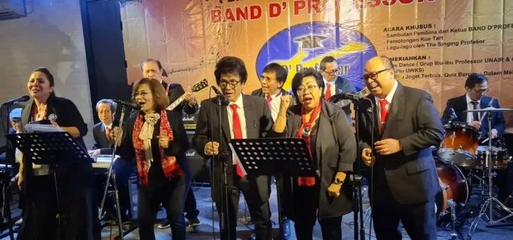 d’professor, grup band dengan personel profesor dan raih rekor muri