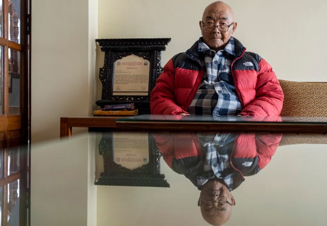 last surviving member of everest pioneers says mountain now overcrowded