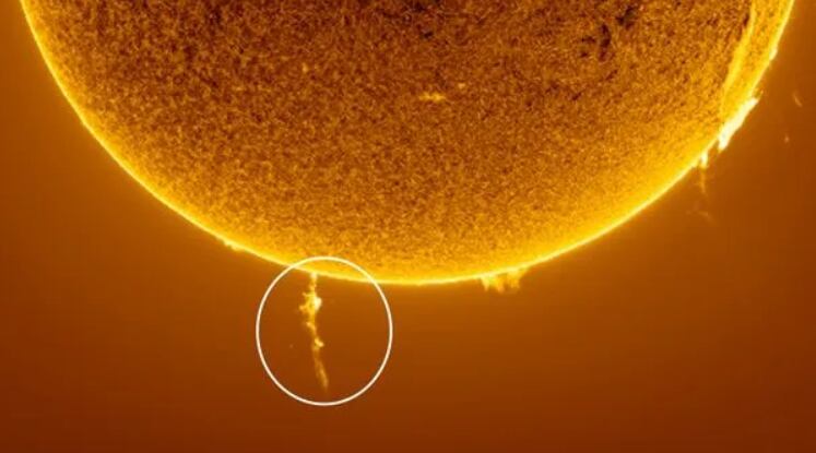 un fotógrafo captura una impresionante erupción solar desde el polo sur del sol