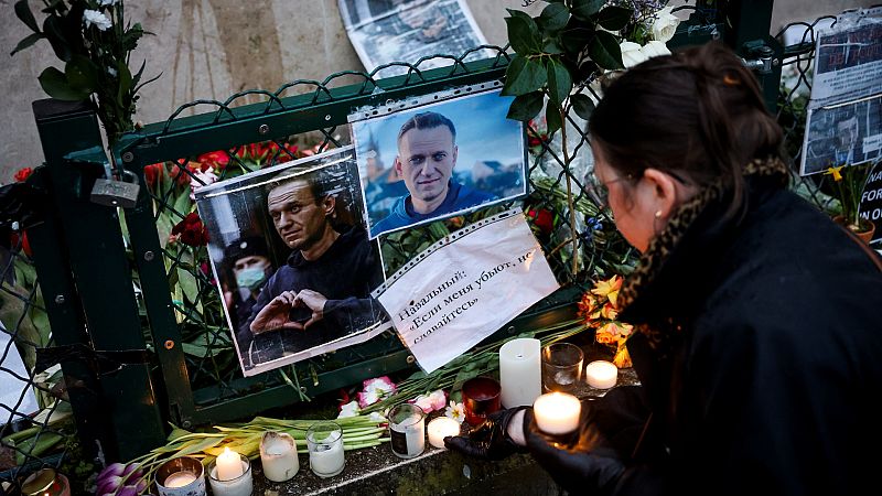 morte di navalny: fiori e candele per l'oppositore di putin, roma vuole dedicargli una strada