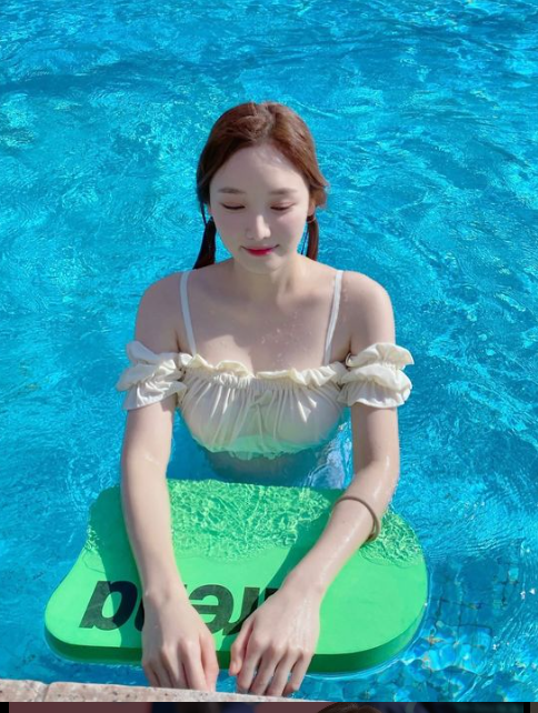 김세연 아나운서 '수영장에서 요양중', 러블리 넘치는 수영복 패션