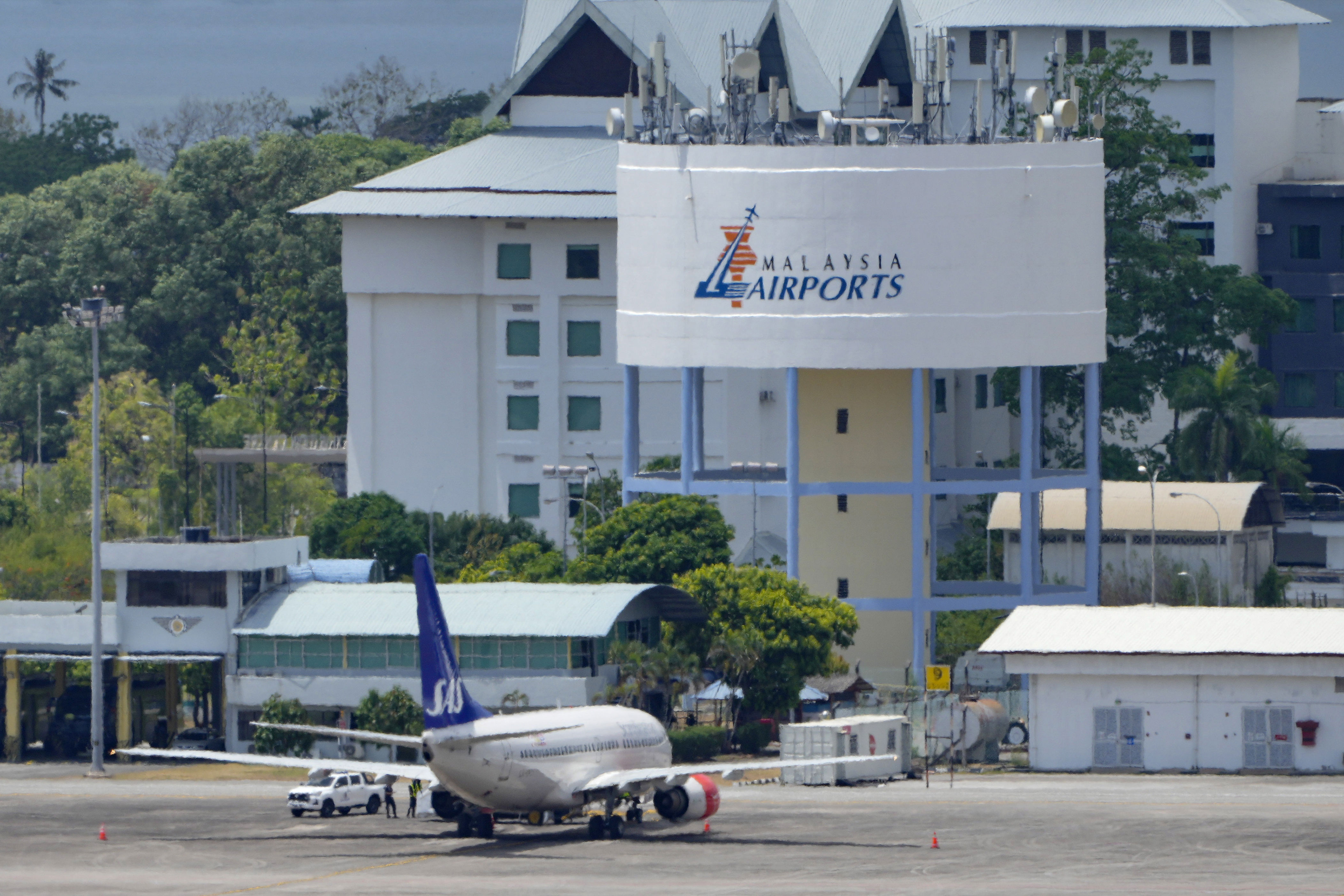 flyet med kong harald har lettet fra malaysia