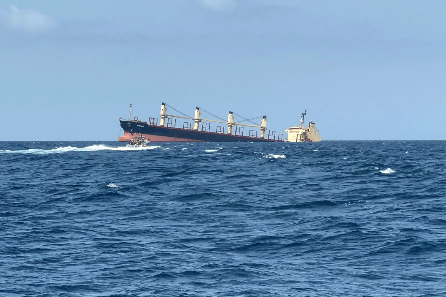 fragtskib er sunket i det røde hav uger efter houthiangreb