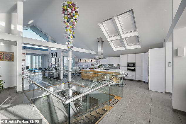 Contemporary Beachfront Home In Celebrity Hotspot Loved By Kate Winslet 