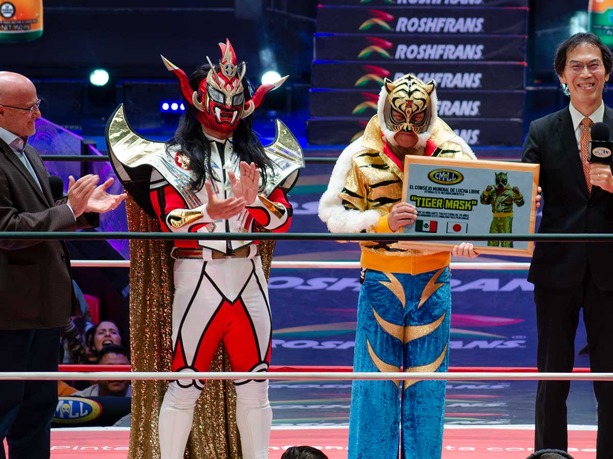 legendario tiger mask triunfa en méxico; recibe homenaje