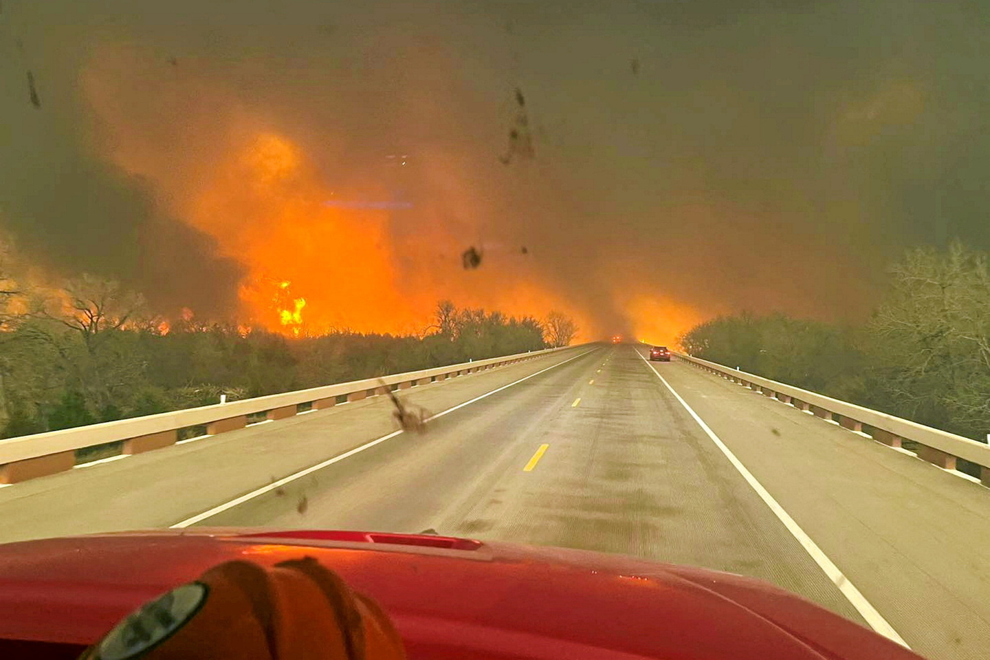 « smokehouse creek fire » : le texas affronte le plus grand incendie de son histoire