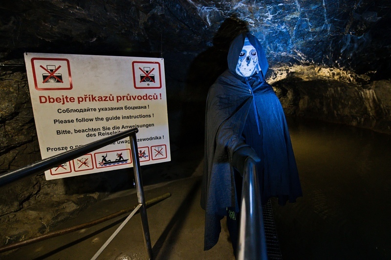 průvodci punkevních jeskyní vyměnili červené bundy za kostýmy netopýrů i andělů