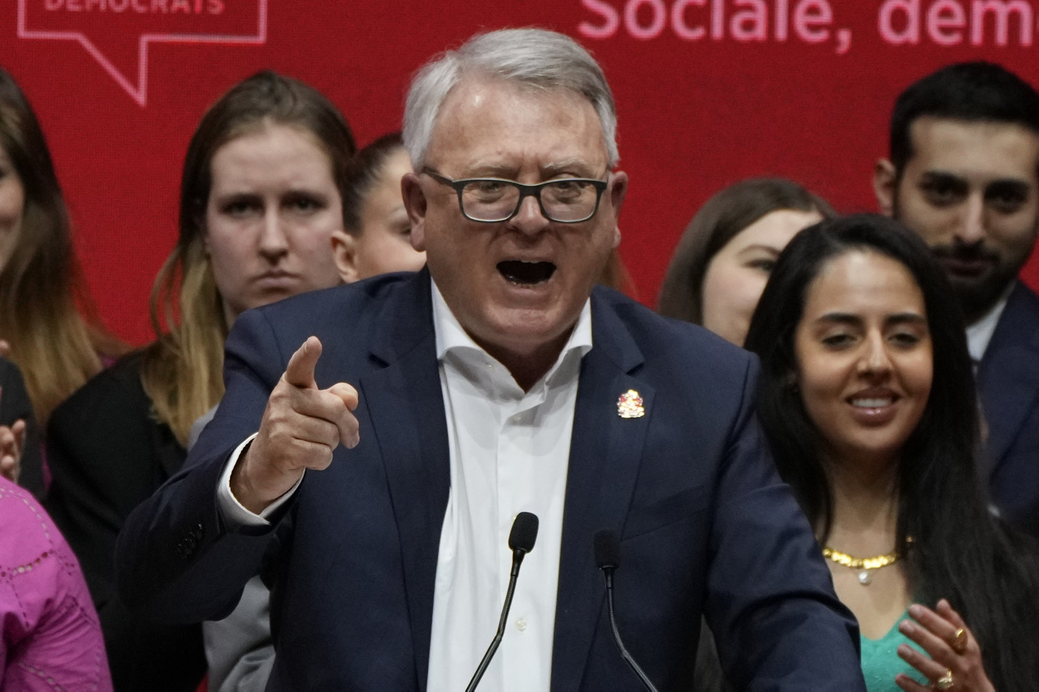 socialdemokrater vælger jobkommissær til at udfordre von der leyen
