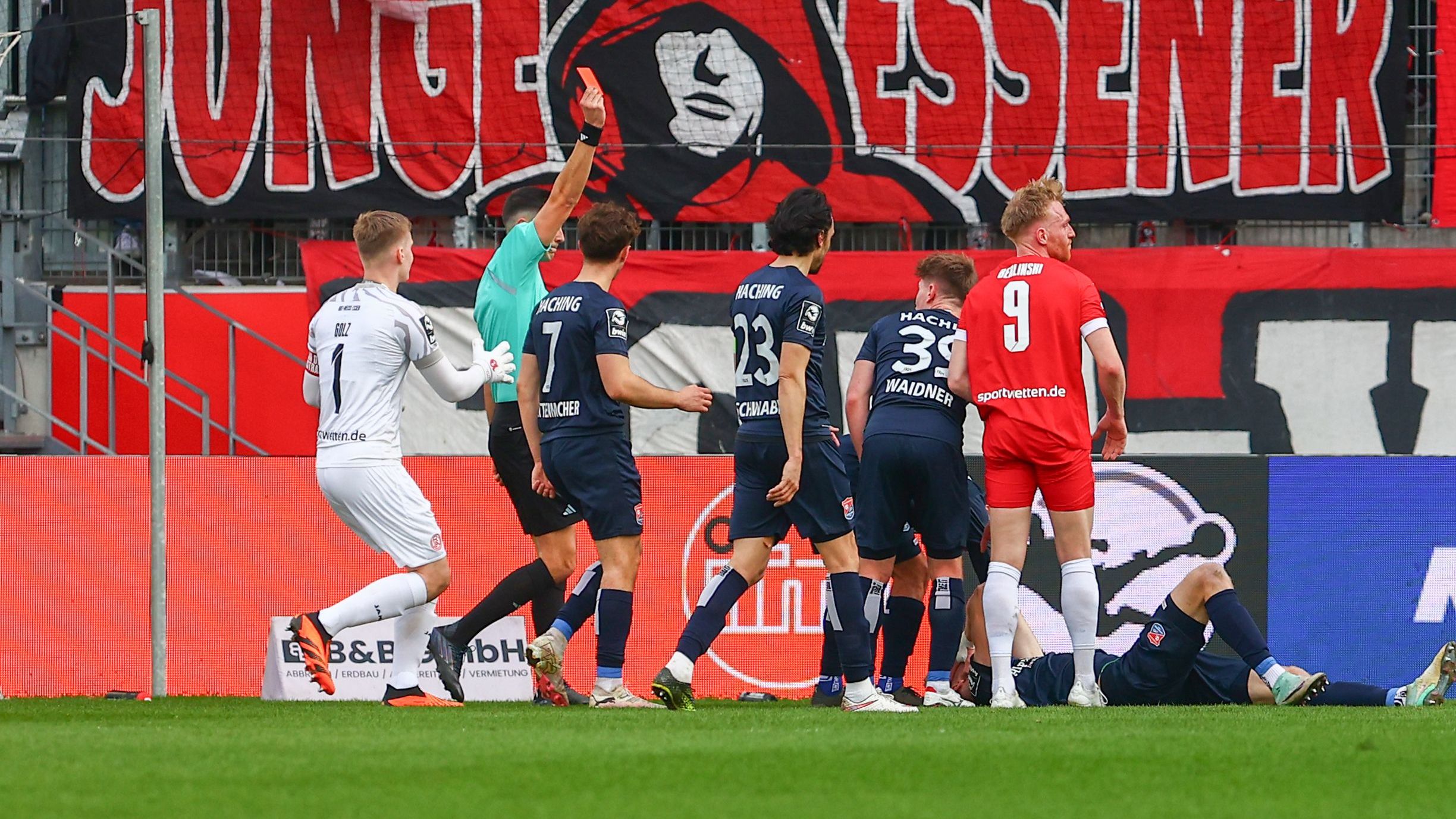 Rot Und Drei Gegentore: RWE Verliert Gegen Haching Das Spiel Und In Der ...