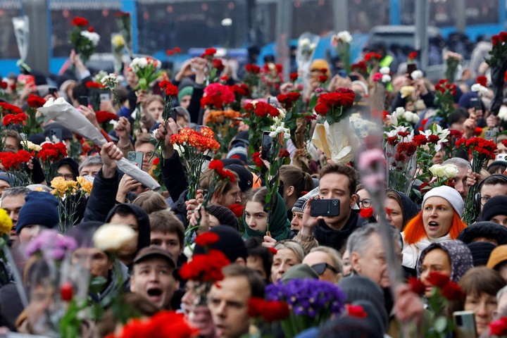 foto: ribuan pendukung iringi pemakaman alexei navalny di moskow