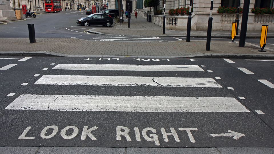here’s why americans drive on the right and the uk drives on the left
