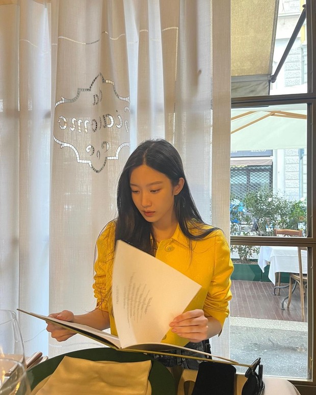 debut sebagai penulis, moon ga young terbitkan buku prosa bertajuk 'pata'