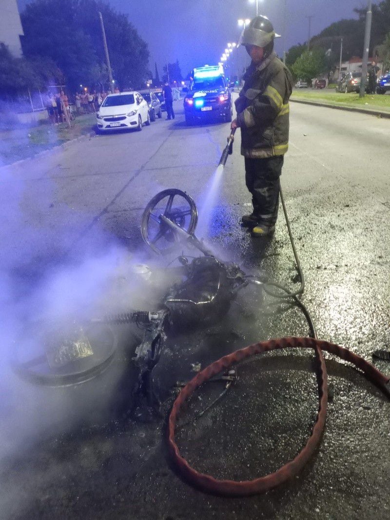 choque fatal en el oeste de rosario: un motociclista murió tras impactar contra un auto