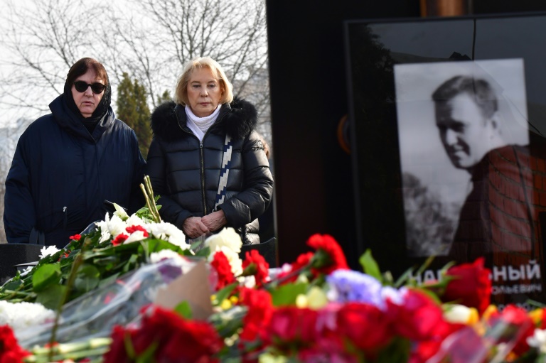 centenas de russos se reúnem no túmulo de navalny no dia seguinte ao seu funeral