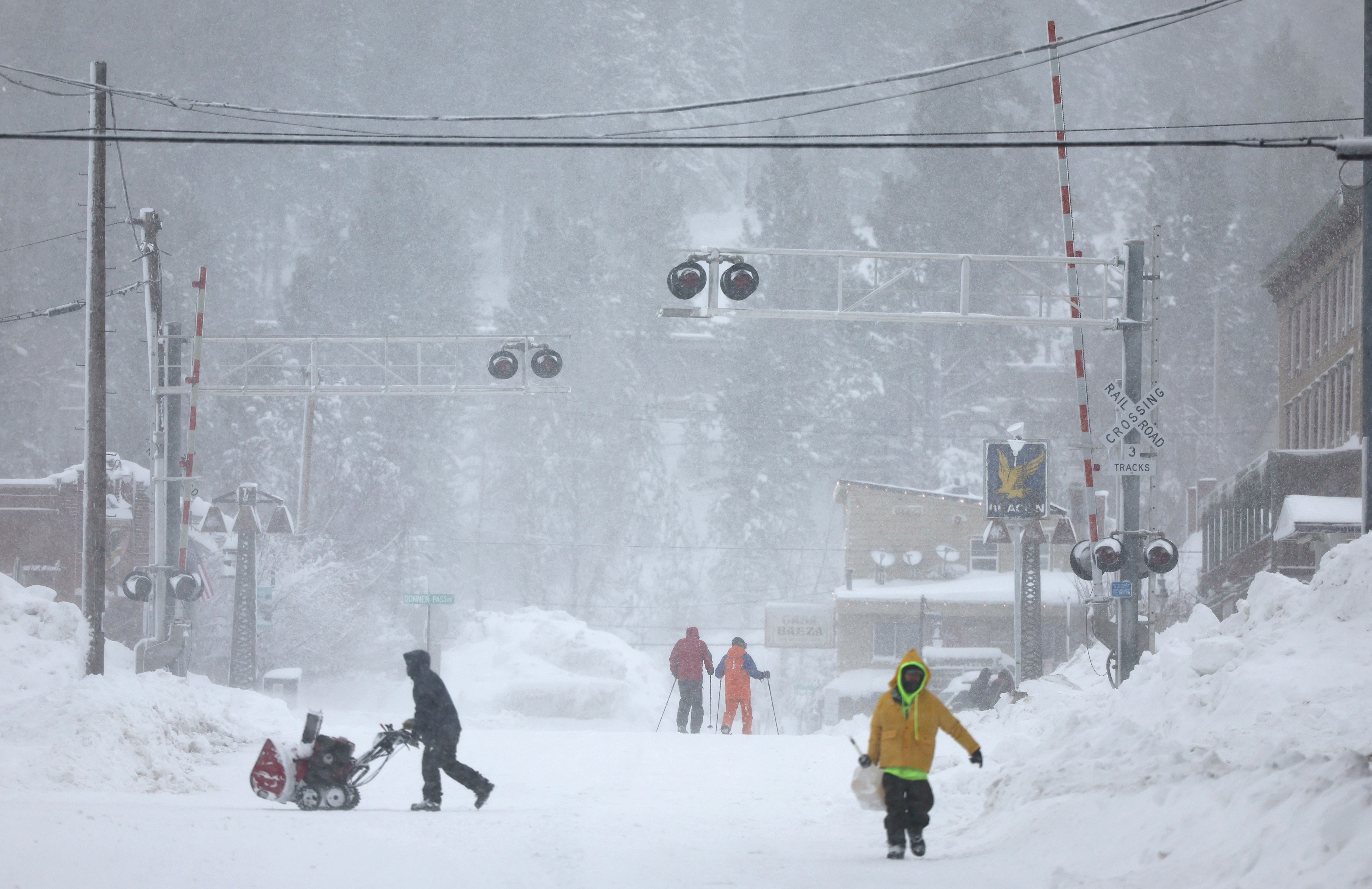 Shocking images of epic blizzard slamming California with snow, 100 mph ...