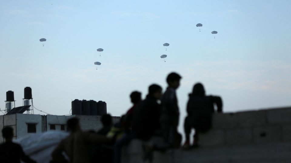 us and jordanian forces airdrop aid into gaza
