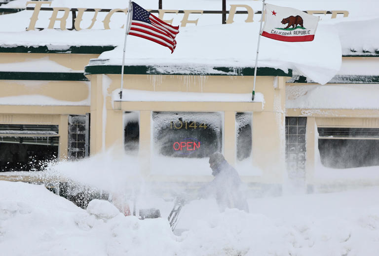 California snowstorm brings blizzard conditions to Sierra Nevada, Lake ...