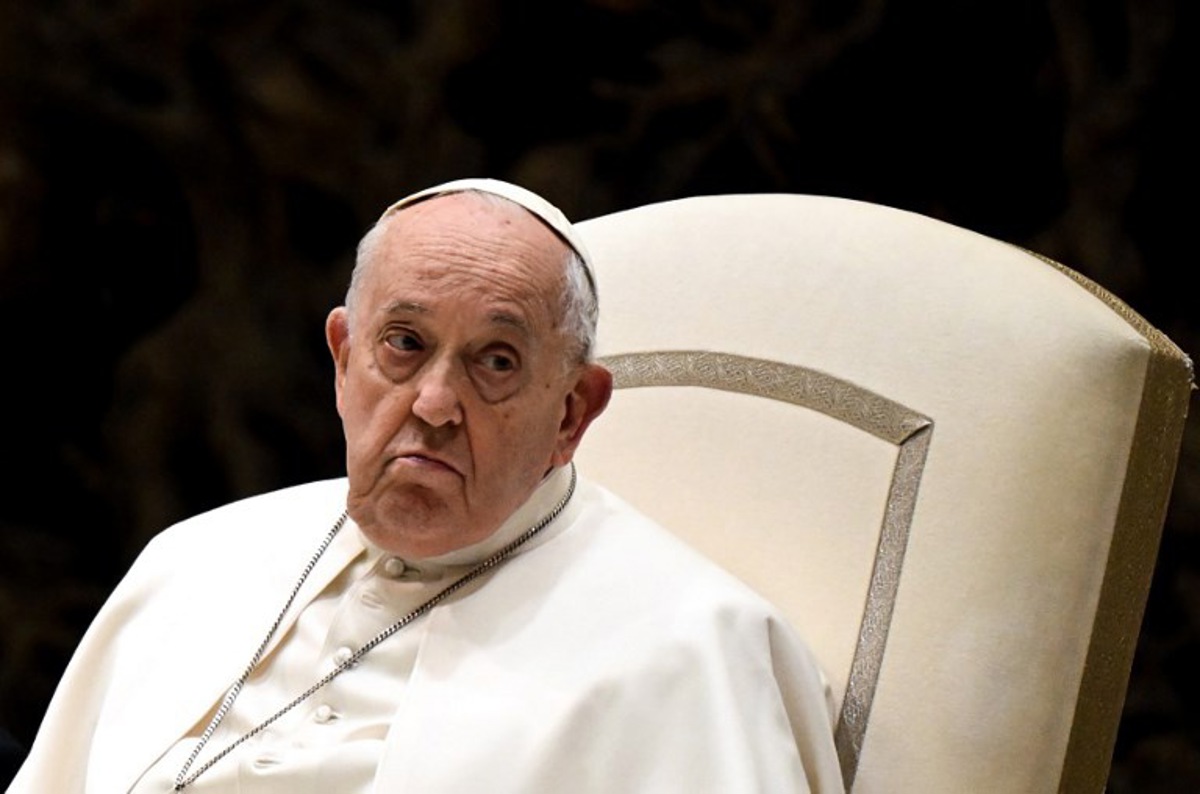 le pape, pris de toux, dit souffrir d'une bronchite