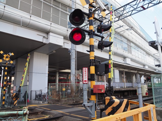 8両編成になった通勤特急も未だに止まらない！？ちょっとかわいそうな阪急宝塚本線・蛍池駅 今や大阪空港の玄関口なのに…