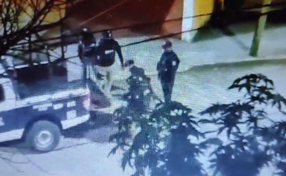 captan a policías municipales golpeando a una persona en xalapa, veracruz; fueron suspendidos