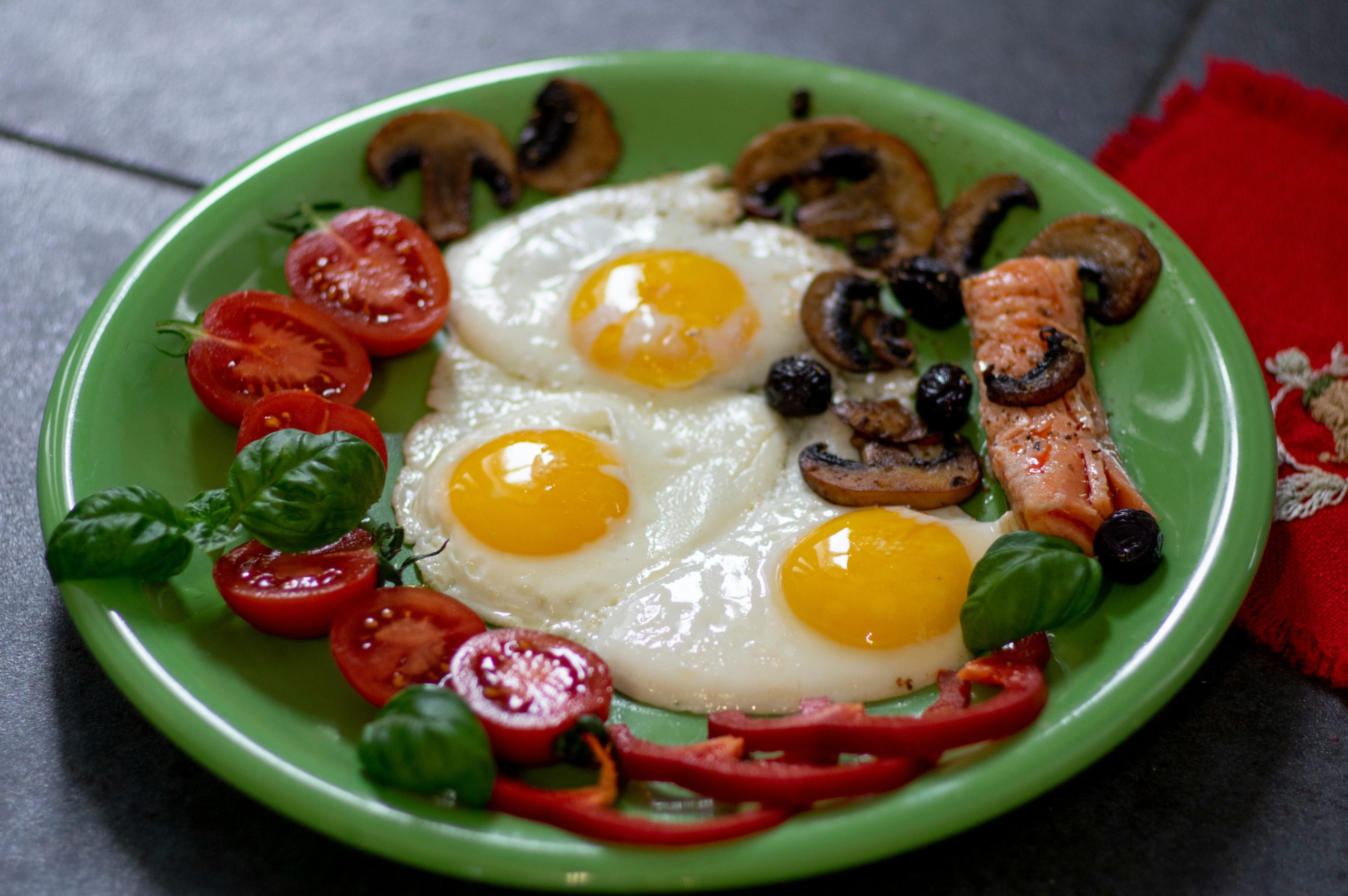 συνταγή για ψητά αυγά με πράσα και μανιτάρια: η ιδανική επιλογή για ένα γρήγορο και νόστιμο πρωινό