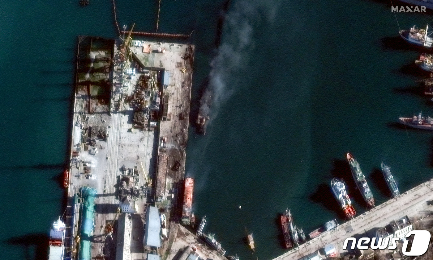 크림반도 항구에 드론 공습…러, 38대 격추·크림대교 통제