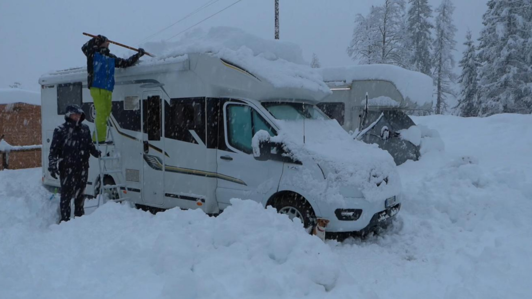 Non Smette Di Nevicare In Piemonte. A Macugnaga Un Campeggio Sommerso ...