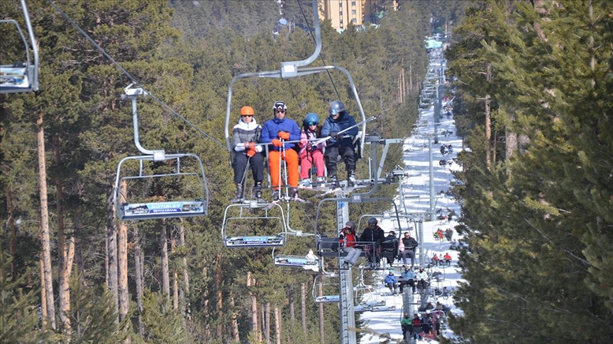 sarıkamış kayak merkezi'nde ilkbaharda kayak keyfi sürüyor