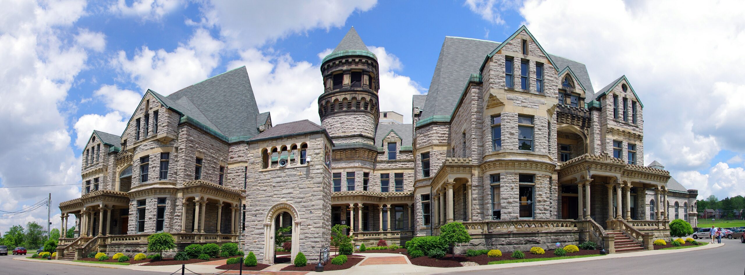 Located in Mansfield, the Ohio State Reformatory is a popular haunted place in the U.S. The place is known for its brutal architecture and the inhumane conditions that its inmates face. Since the facility saw a great deal of violence and death, it resulted in the transformation of a haunted place.