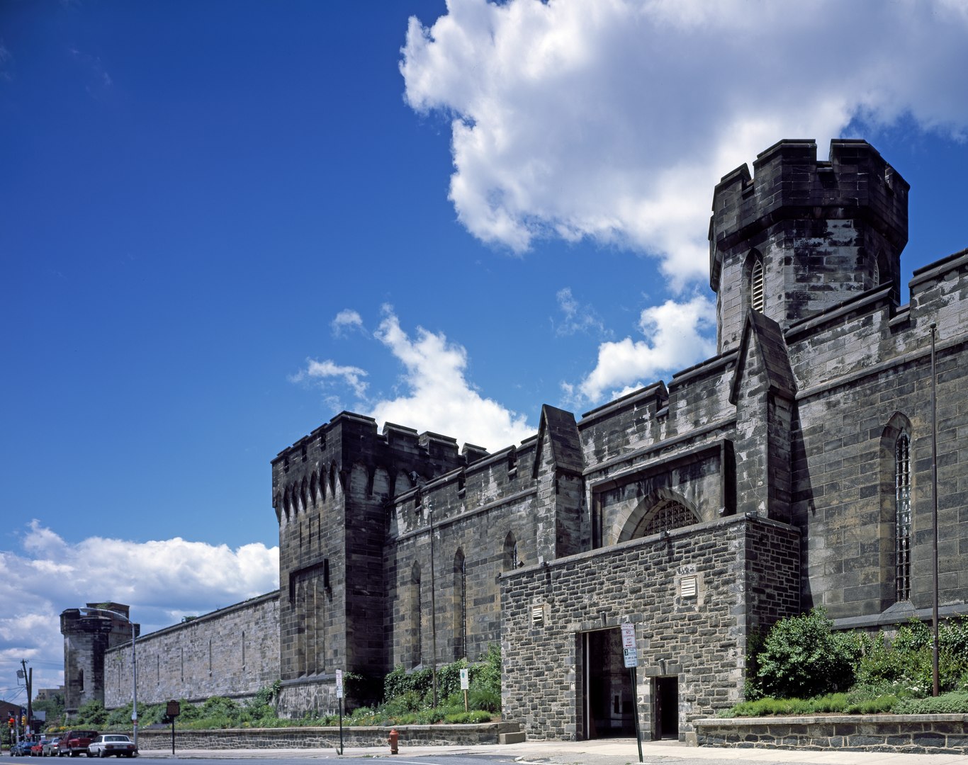 This historic prison in Philadelphia, Pennsylvania, is a popular tourist spot. But if you are not into haunted places, avoid it. The prison operated from 1829 to 1971, but today, it serves ghosts and spirits. A visit here will introduce you to shadows, unexplained laughter, and footsteps. Cellblock 12 is particularly spooky.