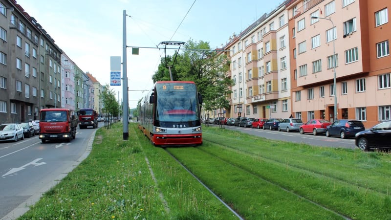srážka tramvaje s chodcem v pražských dejvicích. 10leté dítě skončilo s vážnými zraněními