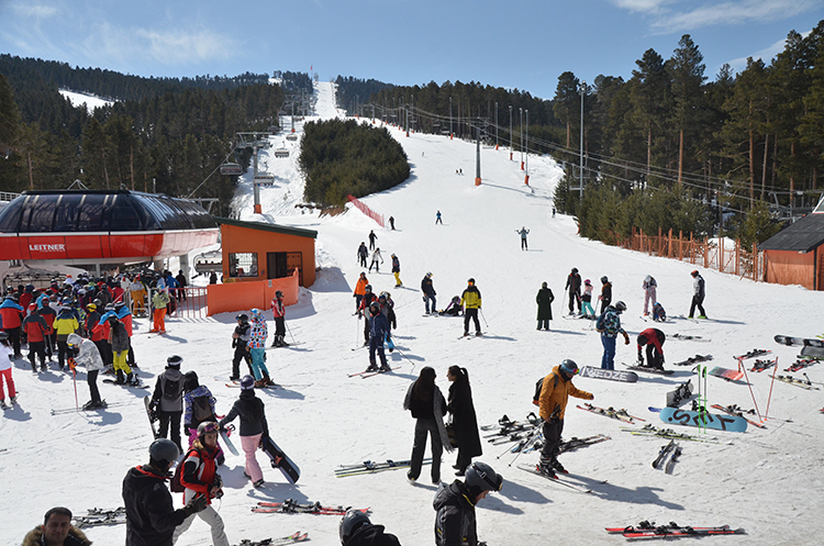 sarıkamış kayak merkezi'nde ilkbaharda kayak keyfi sürüyor