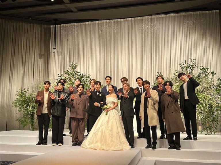 李素拉結婚現場眾星雲集，SJ現役成員除了神童都到齊。（圖／翻攝自X）
